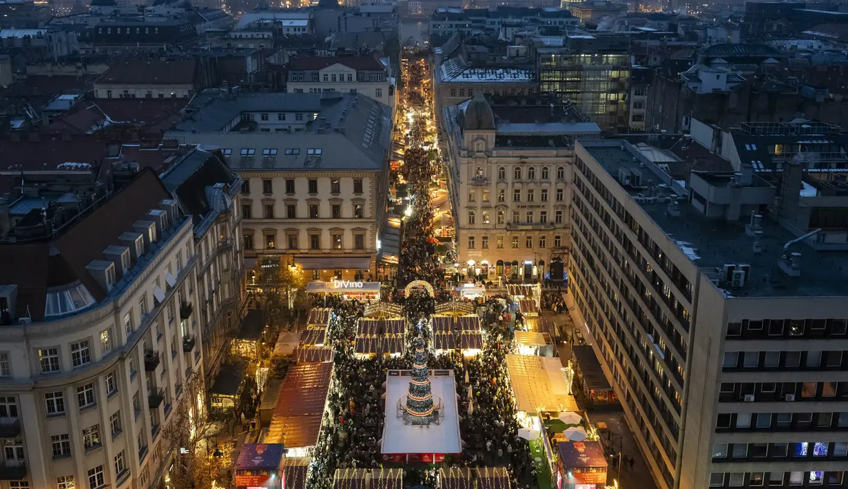 Meskipun pasar Natal umumnya ditargetkan untuk pengunjung asing dan sering kali memiliki harga yang lebih mahal karena suasana meriahnya, faktor lain di Hungaria membuat harga-harga meningkat.  (AP Photo/Denes Erdos)