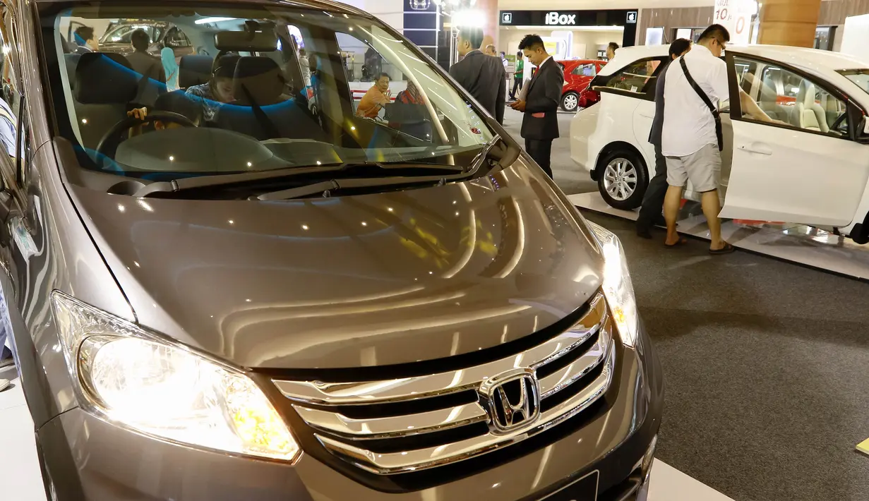 Pengunjung melihat pameran mobil Honda di Summarecon Mal Serpong, Tangerang, Minggu (29/11/2015). Pameran yang digelar Honda Jakarta Center bertajuk Honda Kemilau (Kemeriahan Spesial Akhir Tahun). (Liputan6.com/Fery Pradolo)