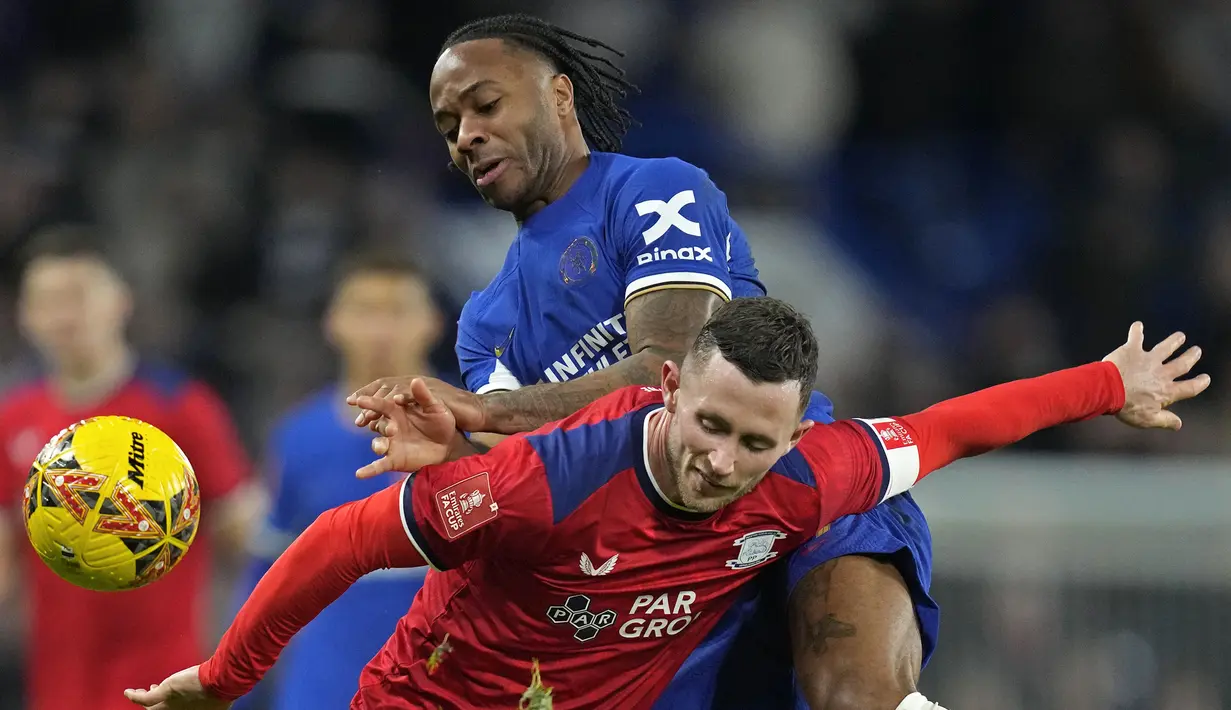 Pemain Chelsea, Raheem Sterling (atas) berebut bola dengan pemain Preston, Alan Browne saat laga putaran ketiga Piala FA 2023/2024 di Stamford Bridge, London, Minggu (07/01/2024) WIB. (AP Photo/Kirsty Wigglesworth)