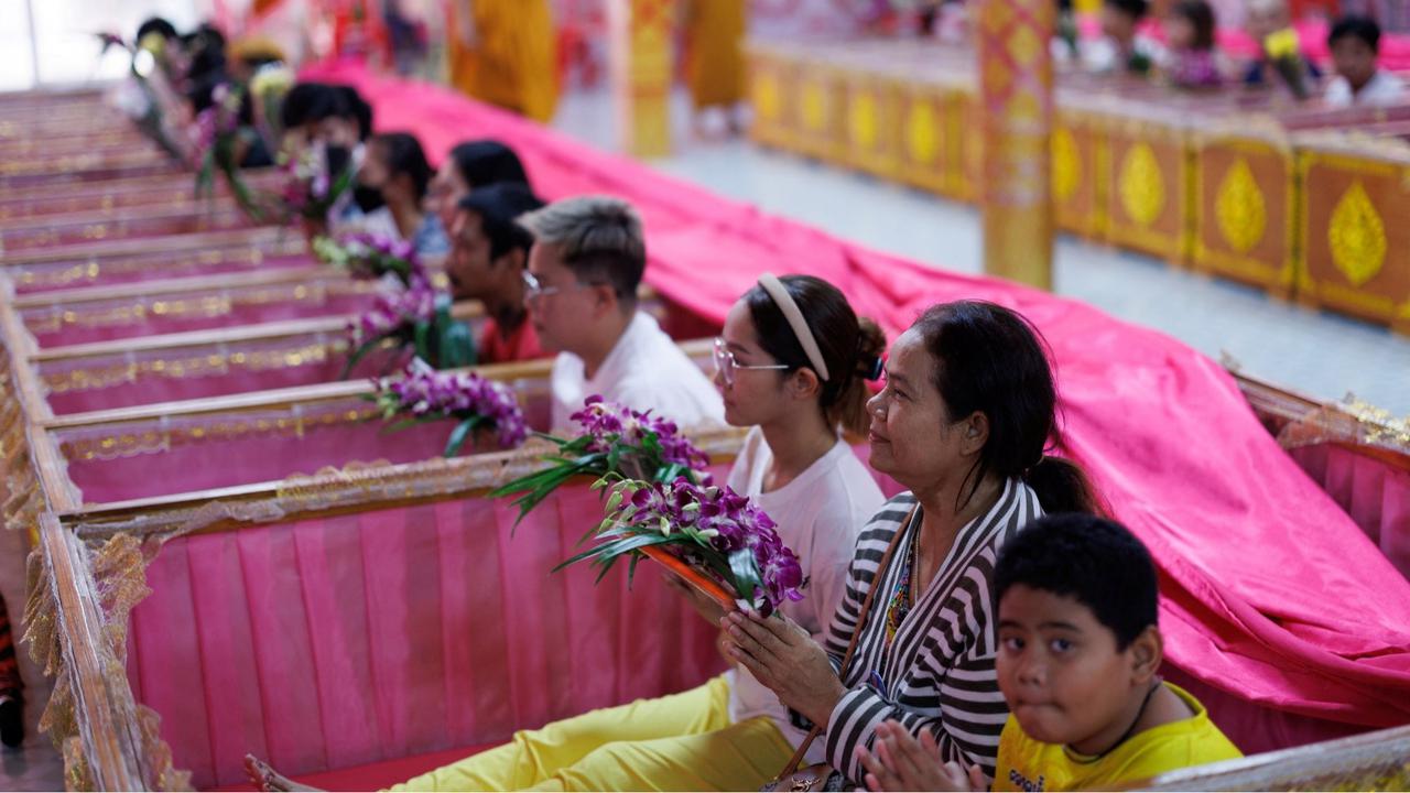 Ritual unik warga Thailand berdoa dalam peti mati sambut Tahun Baru