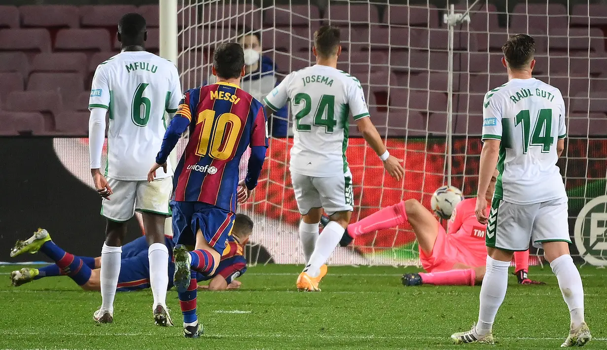 Bek Spanyol Barcelona, Jordi Alba (kiri), mencetak gol ketiga untuk timnya ke gawang Elche pada lanjutan Liga Spanyol di Camp Nou, Kamis (25/2/2021) dini hari WIB. Barcelona menang 3-0 atas Elche melalui Lionel Messi yang mencetak dua gol, sedangkan satu gol lagi dicetak Jordi Alba. (LLUIS GENE/AFP)