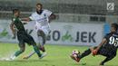 Penyerang Bali United, Sylvano Dominique C (tengah) mengecoh kiper PS TNI Ravi Murdianto dilanjutan Liga 1 Indonesia di Stadion Pakansari, Kab Bogor, Senin (10/7). Laga dimenangkan Bali United dengan skor 4-3. (Liputan6.com/Helmi Fithriansyah)