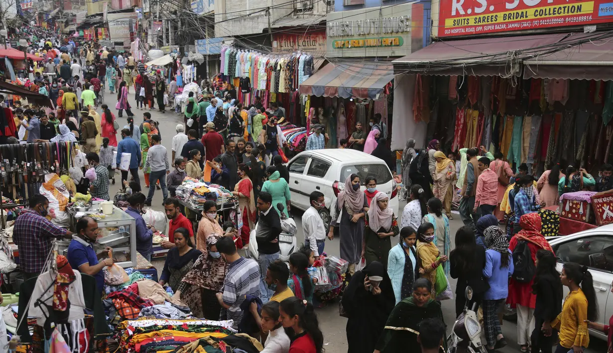 Warga India yang mengenakan masker berbelanja di Sunday market di Jammu, India, Minggu (21/3/2021). India sedang menghadapi gelombang baru infeksi Covid-19 dan mencatat rekor lonjakan harian tertinggi dalam hampir empat bulan terakhir. (AP Photo/Channi Anand)