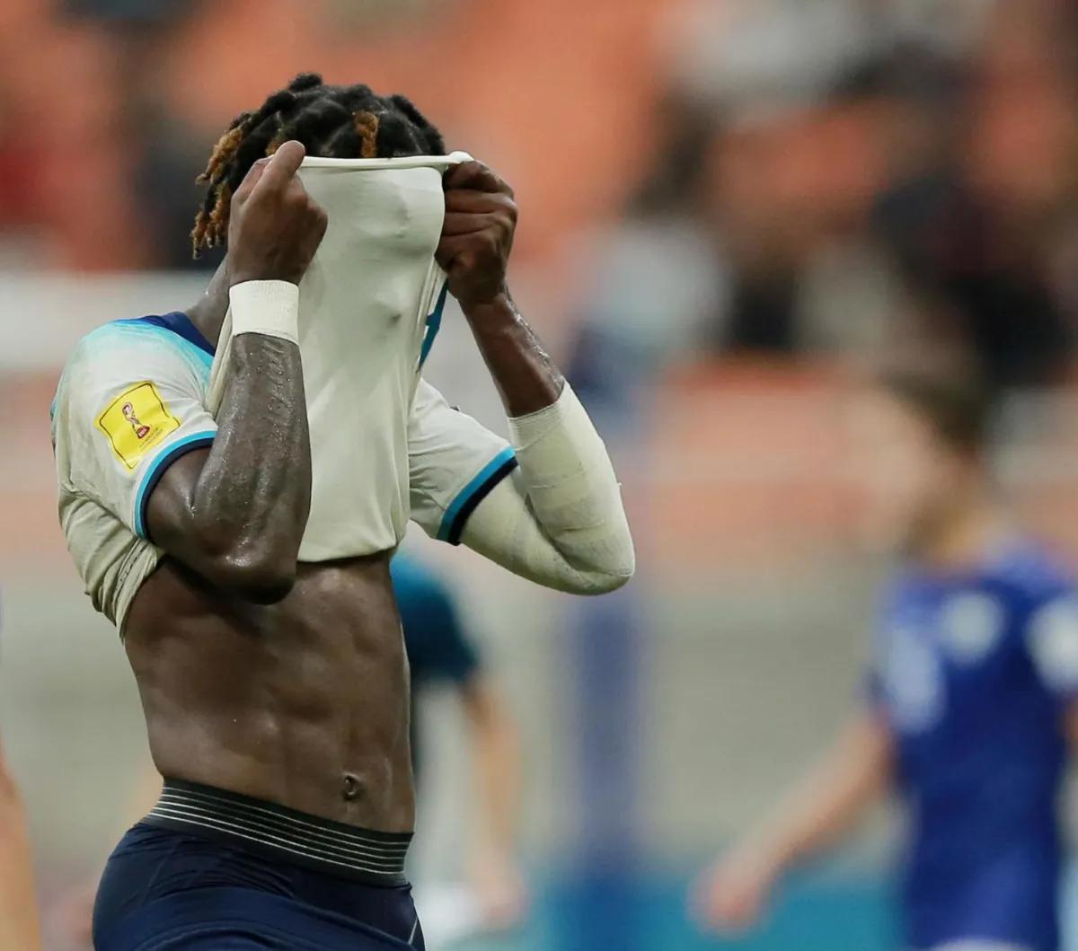 Pemain Timnas Inggris U-17, Joel Ndala, menutup wajahnya setelah timnya ditaklukkan Uzbekistan U-17 pada babak 16 besar Piala Dunia U-17 2023 di Jakarta International Stadium (JIS), Rabu (22/11/2023).