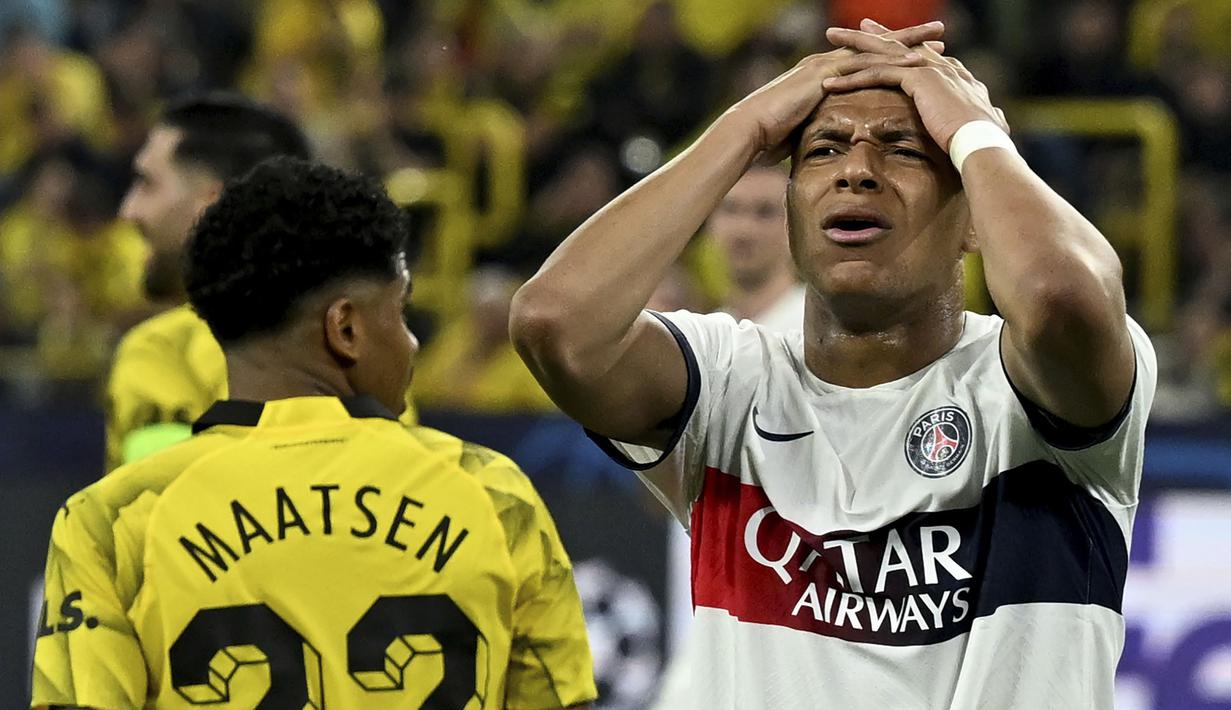 Paris Saint-Germain (PSG) takluk 0-1 dari tuan rumah Borussia Dortmund pada laga leg pertama semifinal Liga Champions 2023/2024 di Signal Iduna Park, Dortmund, Kamis (2/5/2024) dini hari WIB. Gol tunggal kemenangan Die Borussen dicetak Niclas Fullkrug pada menit ke-36. Usaha PSG yang dimotori striker andalannya, Kylian Mbappe untuk mencari gol penyeimbang tak membuahkan hasil hingga laga usai. (AP Photo/Matthias Schrader)
