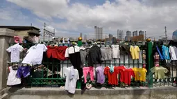 Pagar sekitar rel di Stasiun Tanah Abang, disulap warga Bongkaran menjadi tempat menjemur pakaian, Jakarta, Rabu (21/1/2015). (Liputan6.com/Miftahul Hayat)