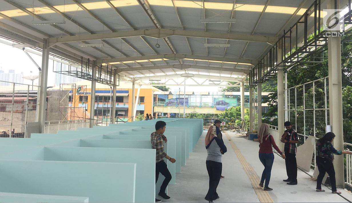 Warga beraktivitas di skybridge Tanah Abang, Jakarta, Senin (15/10). Meski belum selesai pembangunannya, namun jembatan multi guna yang menghubungkan Stasiun Tanah Abang dan Blok G Tanah Abang ini telah soft launching. (Liputan6.com/Immanuel Antonius)