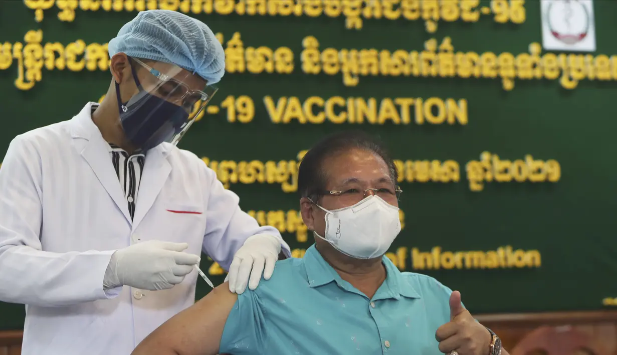 Direktur Kementerian Informasi Kamboja Jenderal Ly Vannhong (kanan) menerima suntikan vaksin COVID-19 Sinovac di Kementerian Informasi selama kampanye inokulasi melawan virus corona di Phnom Penh, Kamboja, Kamis (1/4/2021).  (AP Photo/Heng Sinith)