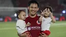 Pemain Persija Jakarta menggendong kedua anaknya usai pertandingan perebutan tempat ketiga Piala Presiden 2026 di Stadion Kapten I Wayan Dipta, Gianyar, Bali, Kamis (6/8/2026). Persija Jakarta menutup turnamen dengan finis di peringkat ketiga setelah mengalahkan Arema FC dengan skor 3-1. (KLY/Budy Santoso)