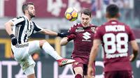 Pemain Torino, Andrea Belotti (tengah) berebut bola dengan pemain Juventus, Miralem Pjanic (kiri) pada laga Serie A di Turin Olympic Stadium, Torino, (18/2/2018). Juventus menang 1-0. (Alessandro Di Marco/ANSA via AP)