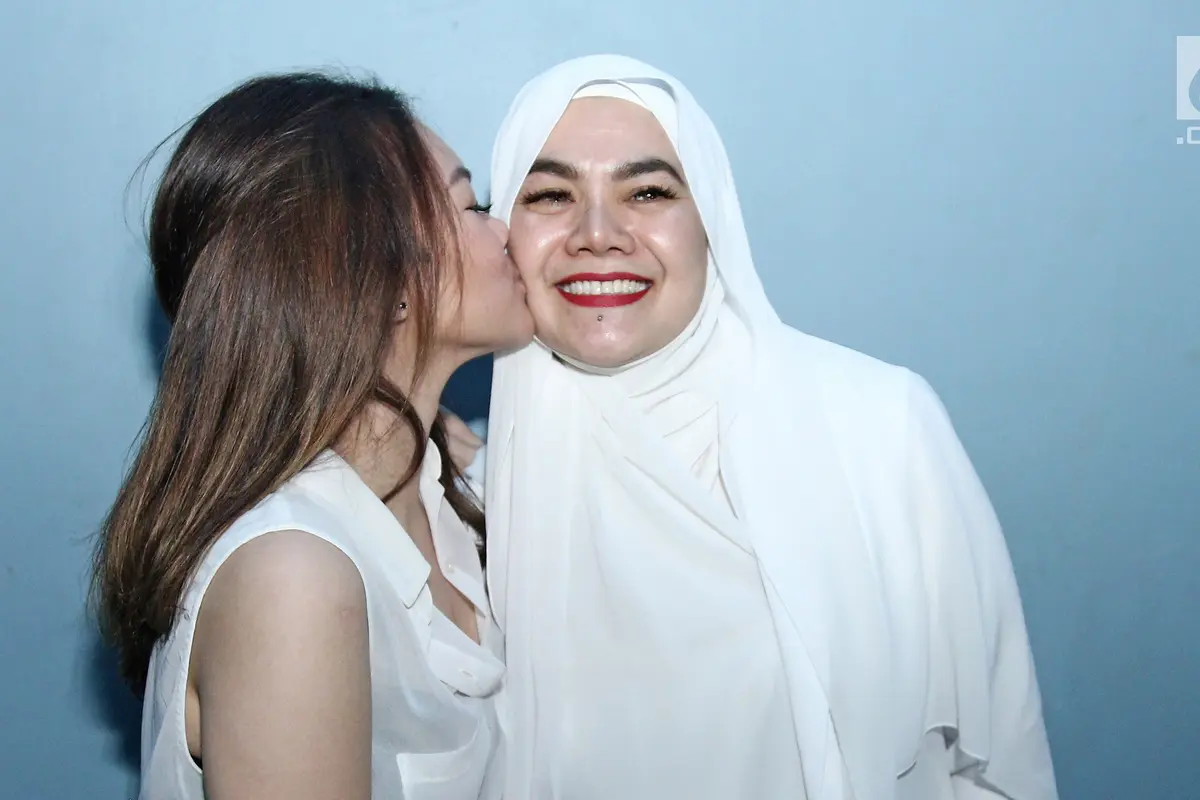 Sarita Abdul Mukti bersama putrinya, Shafa Harris.