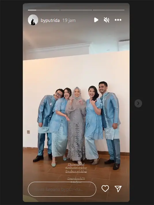 Marshanda dan keluarga tampil serasi dalam balutan kebaya biru dipadukan kain songket warna senada. Perempuan seorang anak itu membiarkan rambutnya tergerai. [Instagram/byputrida]