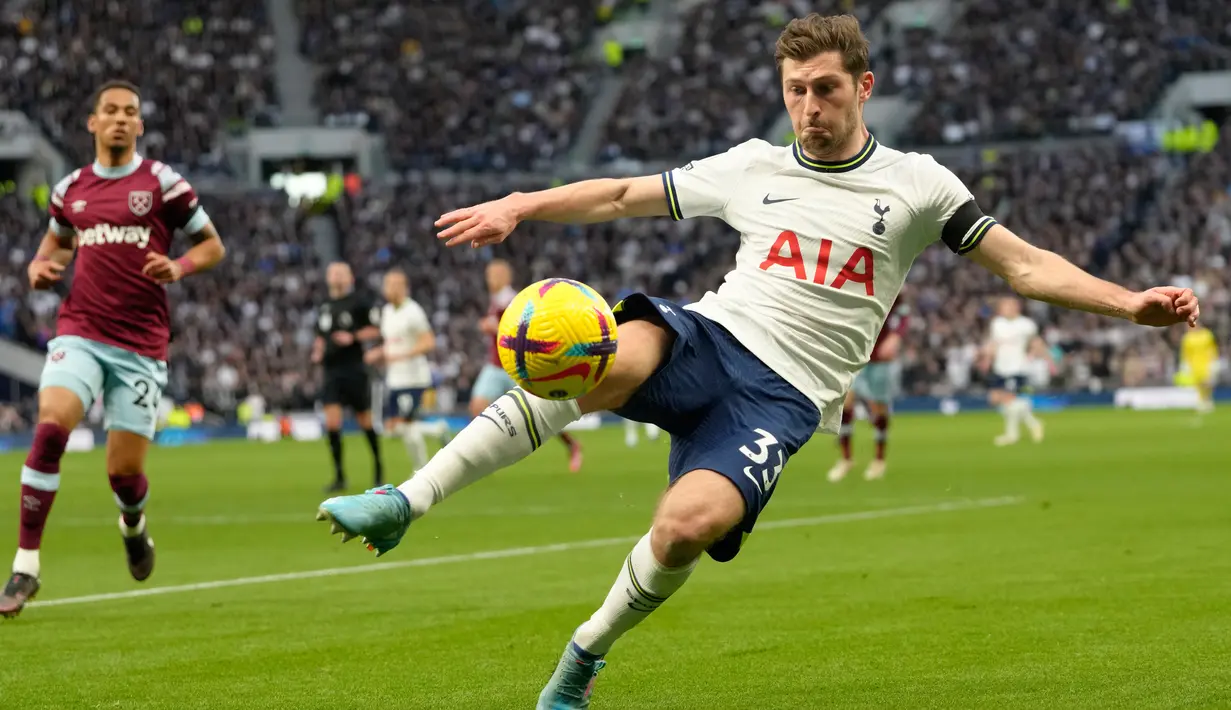 <p>Pemain Tottenham Hotspur Ben Davies beraksi saat melawan West Ham United pada pertandingan sepak bola Liga Inggris di Stadion Tottenham Hotspur, London, Inggris, 19 Februari 2023. Tottenham Hotspur mengalahkan West Ham United dengan skor 2-0. (AP Photo/Kirsty Wigglesworth)</p>