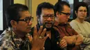 Ketua Umum AMPG, Yorrys Raweyai (kedua kiri) saat pertemuan di Restoran Puang Oca, Jakarta, Selasa (16/2). Pembahasan juga dalam pertemuan informal itu menjadi bahan masukan DPP dalam menggelar rapat harian dan pleno. (Liputan6.com/JohanTallo)