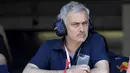 Dengan menggunakan peredam suara, Jose Mourinho bergaya layaknya manager tim Red Bull saat kualifikasi F1 GP Monako di sikuit jalanan Monte-Carlo, (27/5/2017). (Andrej Isakovic/Pool Photo via AP)