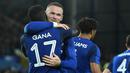 Striker Everton, Wayne Rooney, memeluk rekannya, Idrissa Gueye, yang berhasil mencetak gol ke gawang  Hajduk Split pada leg I play-off Liga Europa di Stadion Goodison Park, Jumat (18/8/20127). Everton menang 2-0 atas Hajduk Split. (AFP/Oli Scarff)