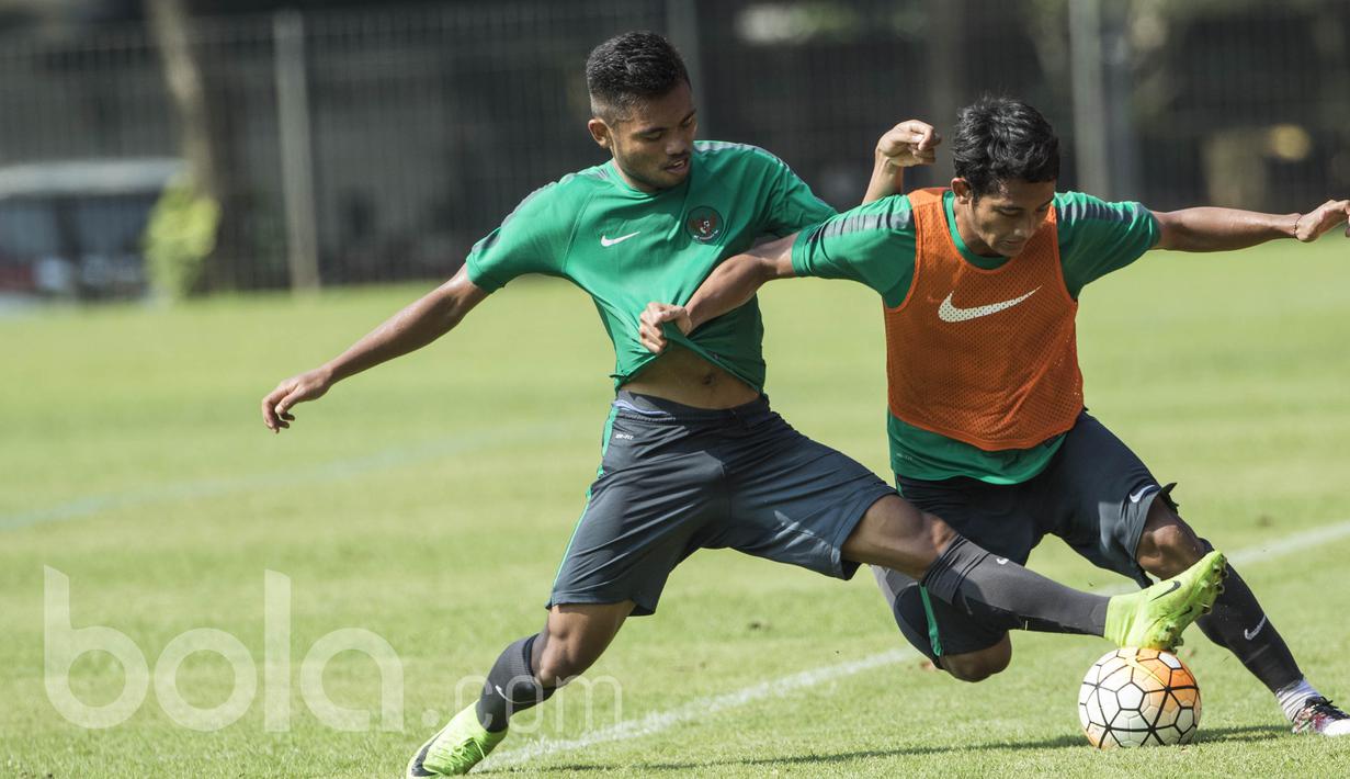 Gelandang Timnas Indonesia, Nasir, berusaha melewati Saddil Ramdani saat latihan di Lapangan SPH Karawaci, Banten, Kamis (20/4/2017). (Bola.com/Vitalis Yogi Trisna)