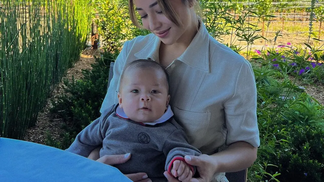 Bagikan Makan Siang, Ini 7 Momen Nikita Willy Kunjungi SD di Sumba