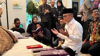 Ketum PAN sekaligus Mendag, Zulkifli Hasan (Zulhas) melayat ke rumah duka mantan Menko Maritim Rizal Ramli. Dia mengenang Rizal Ramli sebagai sahabat yang punya peran aktif dalam berdirinya PAN. (Foto: Tim Media PAN)