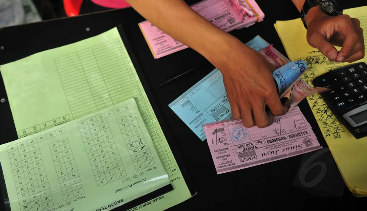 Meski harga tiket sudah naik, tidak menyulutkan para calon penumpang untuk mudik lebih awal, Jakarta, Senin (21/7/14. (Liputan6.com/Johan Tallo)