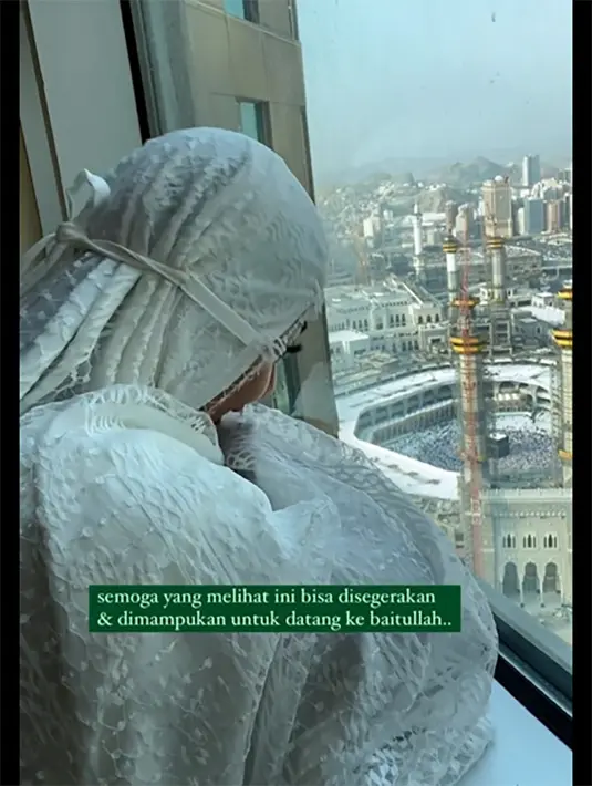 <p>"Sebuah perjalanan luar biasa. destinasi tujuan paling tinggi.. bersyukur bisa bersama orang-orang tersayang beribadah memenuhi undangan ke baitullah.." tulisnya membagikan video singkat. [Instagram/jenitajanet]</p>