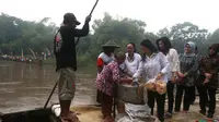 Menteri Puan Maharani borong kerupuk saat naik getek di sungai Bengawan Solo. (Liputan6.com/Taufiqurrahman)