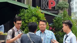 Dirut PT PJB, Iwan Agung Firstantara saat ditanya wartawan usai menjalani pemeriksaan oleh penyidik di gedung KPK, Jakarta, Jumat (12/10). Iwan Agung Firstantara diperiksa sebagai saksi untuk tersangka mantan Mensos Idrus Marham. (Merdeka.com/Dwi Narwoko)