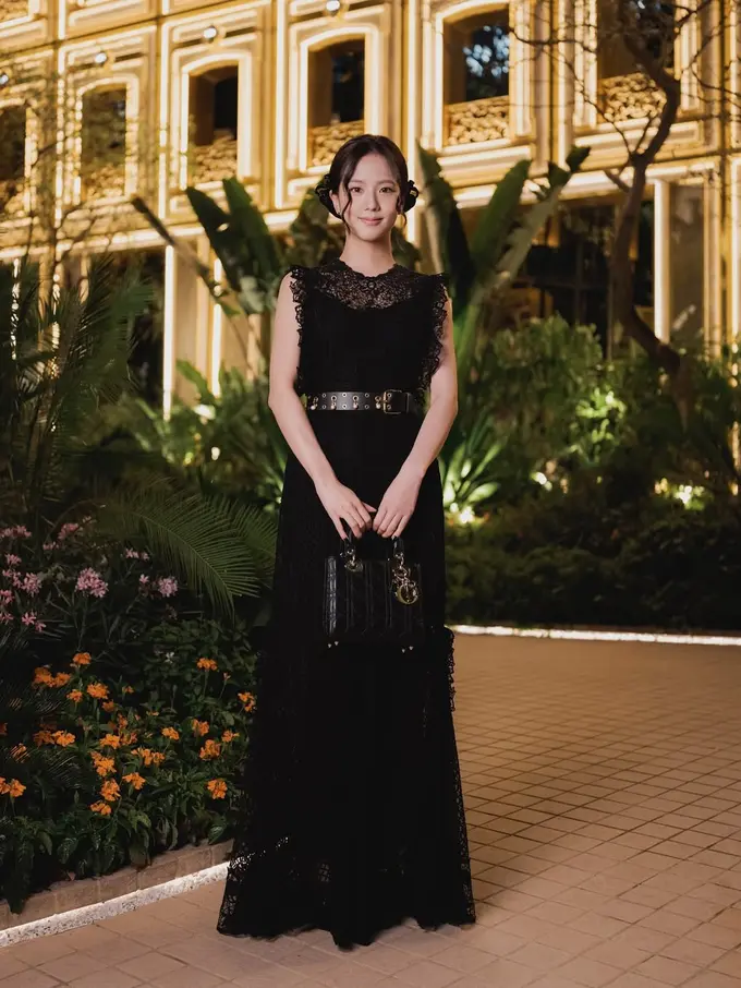 Pesona Elegan Sang Princess Dior, Jisoo BLACKPINK di Grand Opening Dior Gold House Bangkok