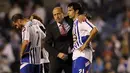 Pelatih Deportivo La Coruna Miguel Angel Lotina (tengah) menenangkan para pemainnya usai dikalahkan Valencia 0-2 di Estadio Riazor, 21 Mei 2011, yang membuat Deportivo terdegradasi dari La Liga. AFP PHOTO/MIGUEL RIOPA