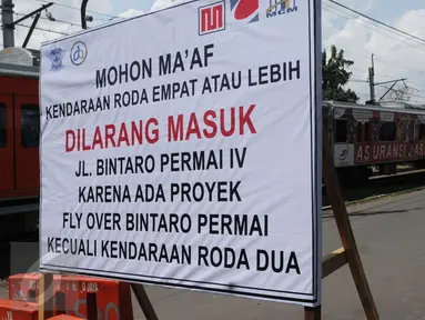 Sebuah papan pengumuman terpasang di dekat perlintasan kereta api Bintaro, Jakarta, Minggu (19/3). Rencana penutupan perlintasan rel kereta Bintaro ini per 1 April arus lalu lintas akan di alihkan ke jalan alternatif lainnya. (Liputan6.com/Helmi Afandi)