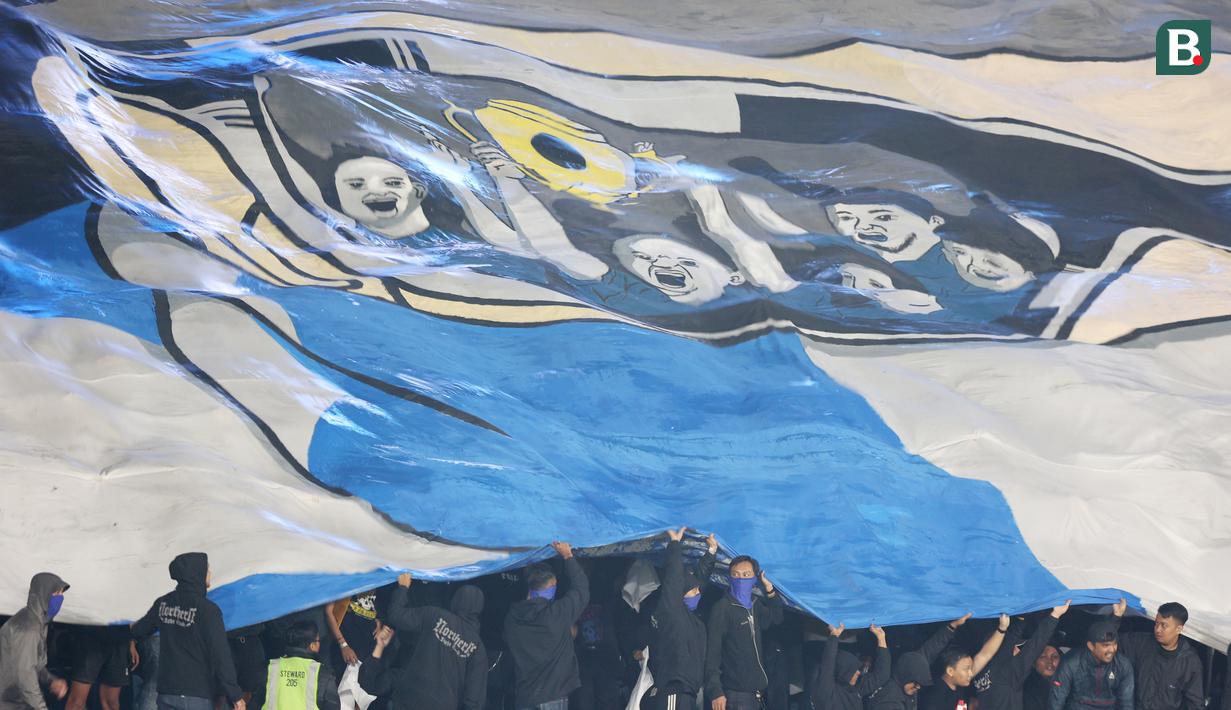 Bobotoh mempersembahkan koreografi ciamik sebelum pertandingan Persib Bandung vs Madura United di Stadion Si Jalak Harupat, Bandung, Minggu (26/5/2024). (Bola.com/M Iqbal Ichsan)