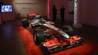 Penampakan mobil McLaren MP4-25A Mercedes yang dikendarai Lewis Hamilton pada GP Turki 2010, di Sotheby London, Selasa (18/5/2021). Mobil yang pernah membawa Hamilton menjadi juara dunia pada 2010 itu diperkirakan akan laku sekitar Rp 71,5 miliar hingga Rp 100 miliar. (AP Photo/Alberto Pezzali)