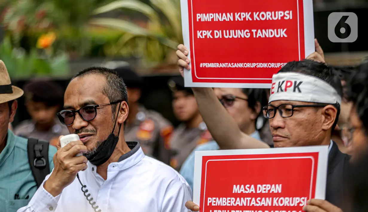 Saat ini ada beberapa laporan yang diadukan kepada Dewas KPK terhadap Firli Bahuri. Selain soal dokumen bocor, ada laporan terkait Brigjen Endar Priantoro yang dicopot sebagai Direktur Penyelidikan KPK. (Liputan6.com/Faizal Fanani)