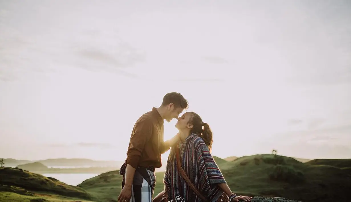 "Kita berpikir positif dan yakin kalau kita mau mengerjakannya pasti akan dapat, jadi lebih seru hidupnya. Jadi hubungan itu kayak manis iya. Semua alami enggak ada yang dibuat-buat, romantis ya?" ujar Nadine. (Instagram/nadinelist)