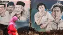 Warga melintasi trotoar jalan Pintu Besar Selatan Kawasan Kota Tua Jakarta, Rabu (23/1). Sejak diluncurkan Oktober tahun lalu, Street Gallery Art diharapkan bisa meningkatkan jumlah wisatawan ke Kota Tua Jakarta. (Liputan6.com/Helmi Fithriansyah)