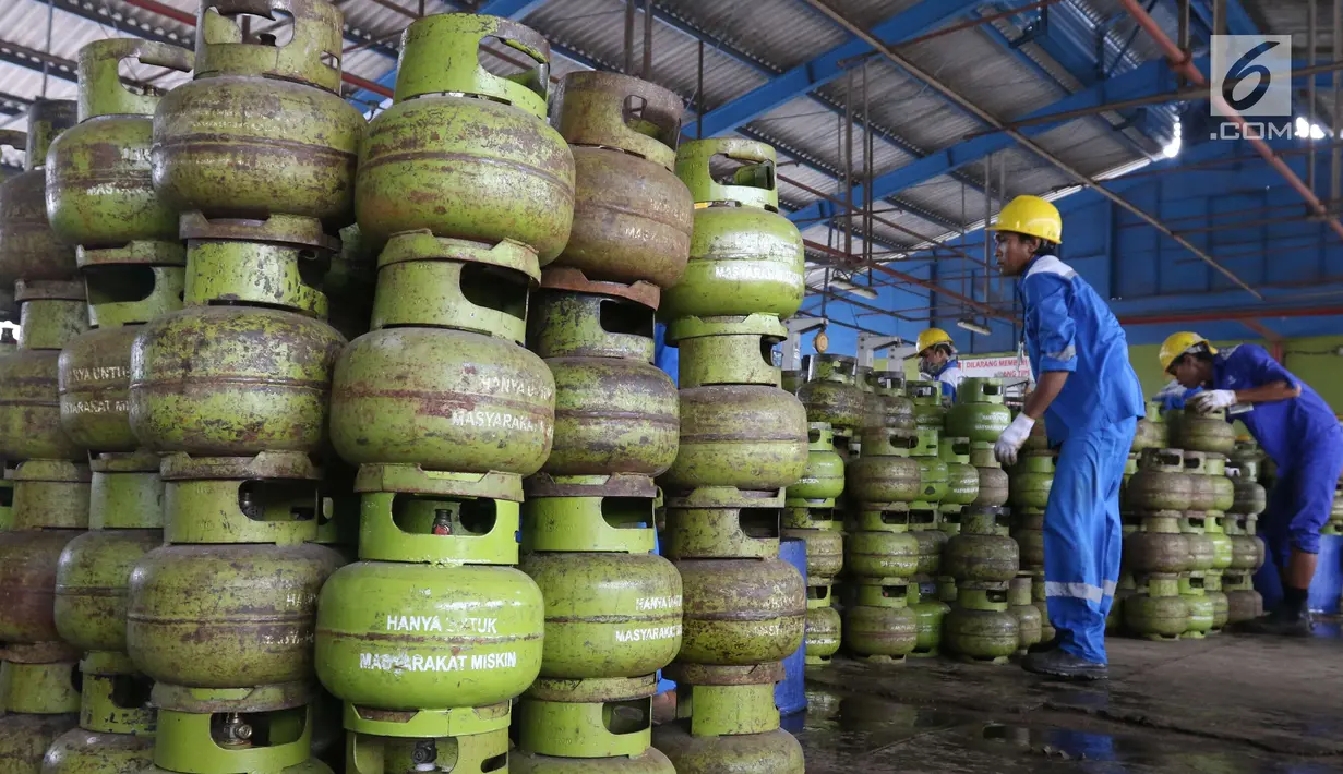 Pekerja merapihkan tabung Elpiji 3 kg di Depot LPG Tanjung Priok, Jakarta, Senin (21/5). Kenaikan permintaan tersebut dibandingkan konsumsi normal pada 2018 yaitu sebesar 10,1 persen untuk produk Elpiji bersubsidi 3 Kg. (Liputan6.com/Angga Yuniar)