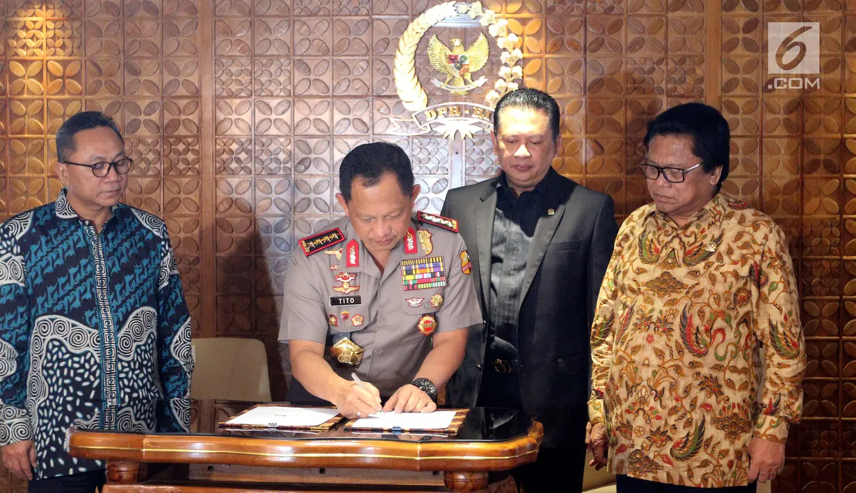 Kapolri Jendral Pol Tito Karnavian (kedua kiri) menandatangi kerjasama antara DPR dan Kepolisian RI di Kompleks Parlemen, Senayan, Jakarta, Rabu (14/2). (Liputan6.com/JohanTallo)