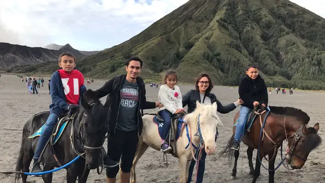 [Bintang] Donna Agnesia dan Darius Sinathrya