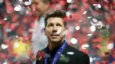 Pelatih Atletico Madrid, Diego Simeone tersenyum saat berselebrasi meraih juara Piala Super Eropa setelah mengalahkan Real Madrid di Lillekula Stadium di Tallinn, Estonia, (15/8). Atletico Madrid menang 4-2 atas Real Madrid. (AP Photo/Pavel Golovkin)