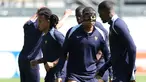 Penyerang Prancis #10 Kylian Mbappe, mengenakan masker pelindung, (tengah) mengambil bagian dalam sesi latihan MD-1 menjelang matchday terakhir Grup D Euro 2024 di Stadion Home Deluxe Arena di Paderborn, Senin (24/6/2024). (FRANCK FIFE / AFP)