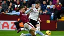 Pemain Aston Villa Matty Cash (kiri) mencoba menjegal pemain Manchester United Alejandro Garnacho (kanan) pada pertandingan sepak bola Liga Inggris di Villa Park, Birmingham, Inggris, 6 November 2022. Aston Villa mempermalukan Manchester United dengan skor 3-1. (AP Photo/Rui Vieira)