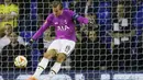 Kane gagal menghalau bola yang meluncur mulus di antara kakinya. Spurs memang menang 5-1 pada laga ini, dan satu gol tersebut lahir di masa Kane jadi kiper. (Foto: AP/Kirsty Wigglesworth)