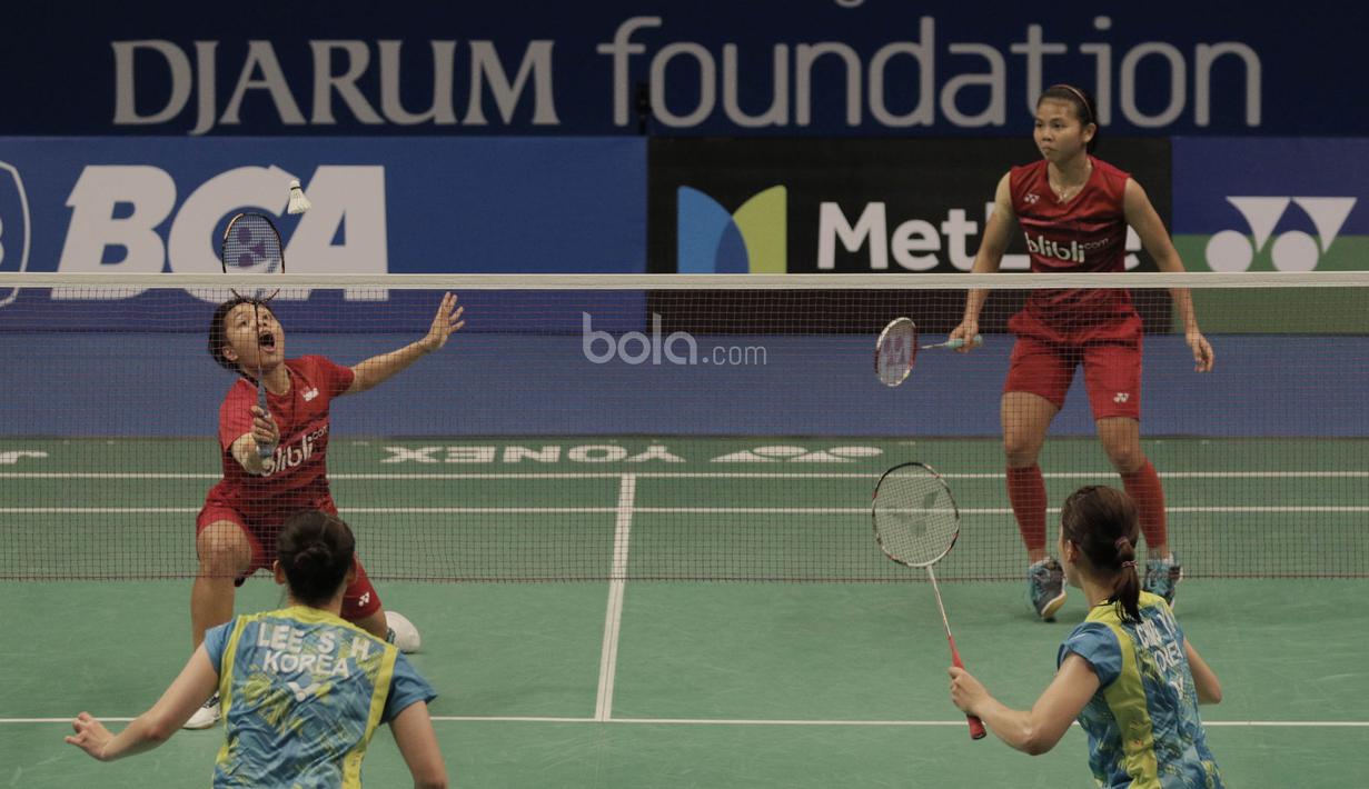 Pasangan Indonesia, Greysia Polii/Apriani Rahayu, kalah dari pasangan pasangan Korea, Lee So-hee/Chang Ye-na pada laga Indonesia Open 2017 di JCC, Kamis, (15/6/2017). Pasangan Indonesia  takluk 18-21, 14-21. (Bola.com/M Iqbal Ichsan)