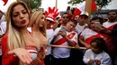 Dua wanita pendukung timnas Peru berfoto jelang pertandingan kualifikasi Piala Dunia 2018 melawan Argentina di alun-alun Miserere di Buenos Aires (4/10). Kehadiran dua wanita seksi ini meramaikan suasana jelang pertandingan. (AFP Photo/Emiliano Lasalvia)