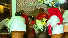 Usai proses siraman, Ibu Iriana lakukan dodol dawet atau menjual dawet.