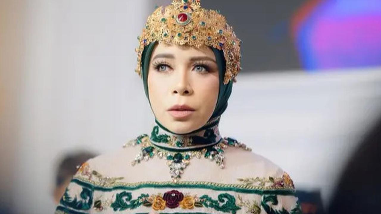 Cantik dan Elegan, Gaya Kondangan Melly Goeslaw, Tampil Beda dengan Gaun Bertabur Permata