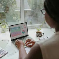 Orang dengan tipe otak kiri cocok dengan pekerjaan yang melibatkan proses analisis. (Foto: Unsplash/Windows)