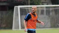 Top 3 Berita Bola: Persib Rekrut Van Dijk, Buang Belencoso