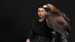 Pria kelahiran Bandung, 25 Juni 1995 ini begitu bahagia memiliki burung elang. Burung miliknya ini merupakan terbesar di dunia yang dikenal sebagai golden eagle. (Foto: Instagram/@alshadahmad)