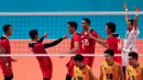 Pemain Timnas Voli Putra Indonesia melakukan selebrasi usai berhasil mencetak poin pada laga final SEA Games 2021 melawan tuan rumah Vietnam yang berlangsung di Dai Yan Sports Arena, Quang Ninh Vietnam, Minggu, 22 Mei 2022. Skuat asuhan Jiang Jie berhasil menang telak dengan skor 3-0 (25-22, 25-18, dan 25-15). (Foto: Kemenpora/PP SIWO PWI/Erly Bahtiar)